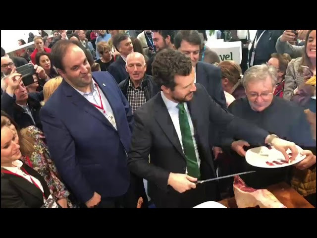 Casado, Mañueco y Feijoó, en el stand de Guijuelo en Fitur