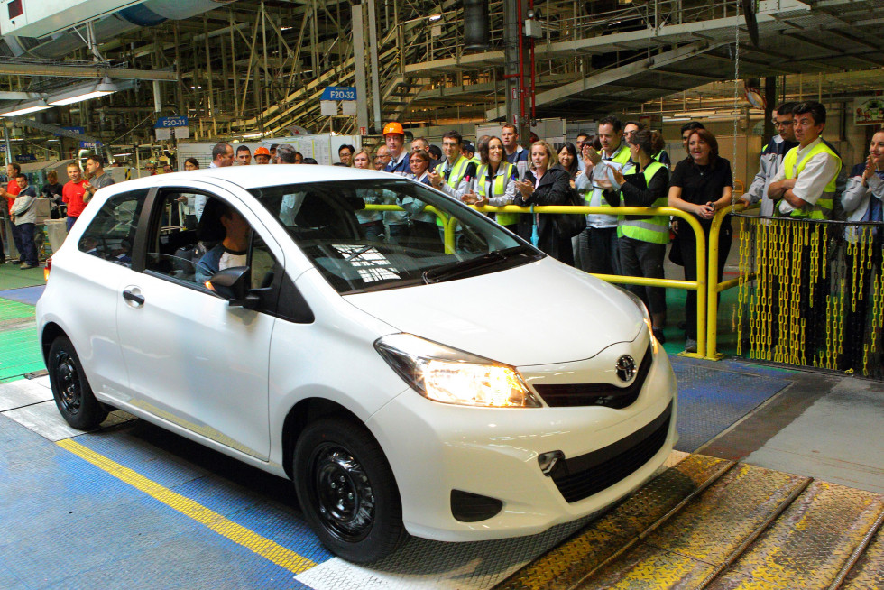 2011 new yaris line off a 7015